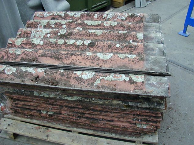 Plaques fibrociment en cours de dépose